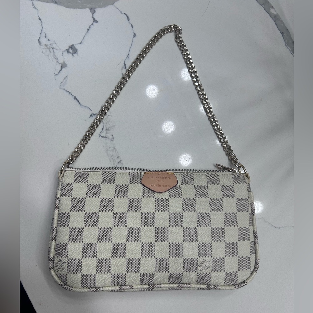 Checkered bag, Quality chain